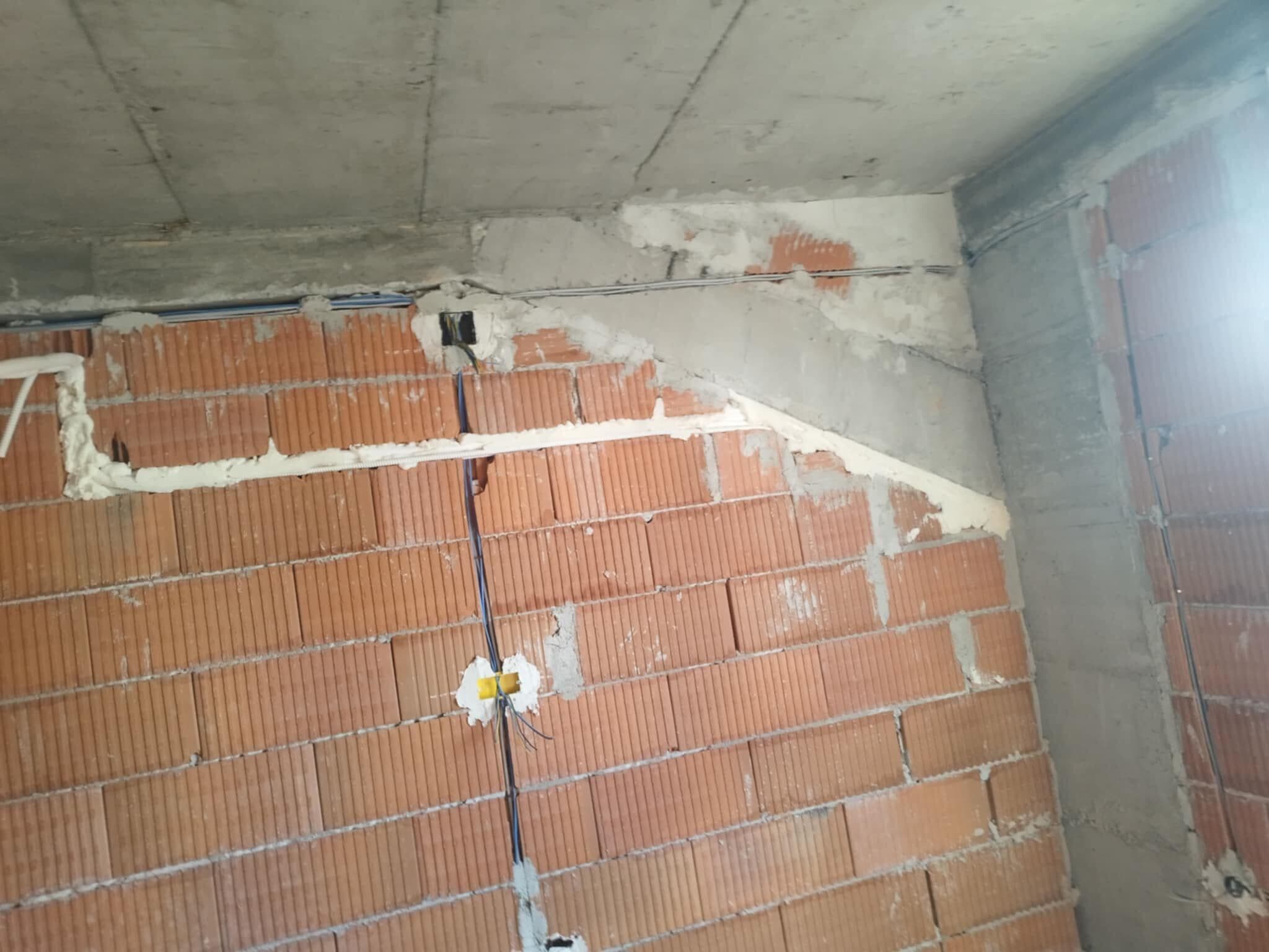 Projekat podrazumeva kompletnu montažu i instalaciju klima uređaja na poslovnom objektu. Na fasadi su postavljene spoljašnje jedinice split i multi-split sistema, sa pažljivo izvedenom instalacijom i kablovskim vođenjem radi optimalne funkcionalnosti i dugotrajnosti sistema. Posebna pažnja posvećena je estetici ugradnje i sigurnosti, kako bi objekat dobio energetski efikasno i pouzdano rešenje klimatizacije.