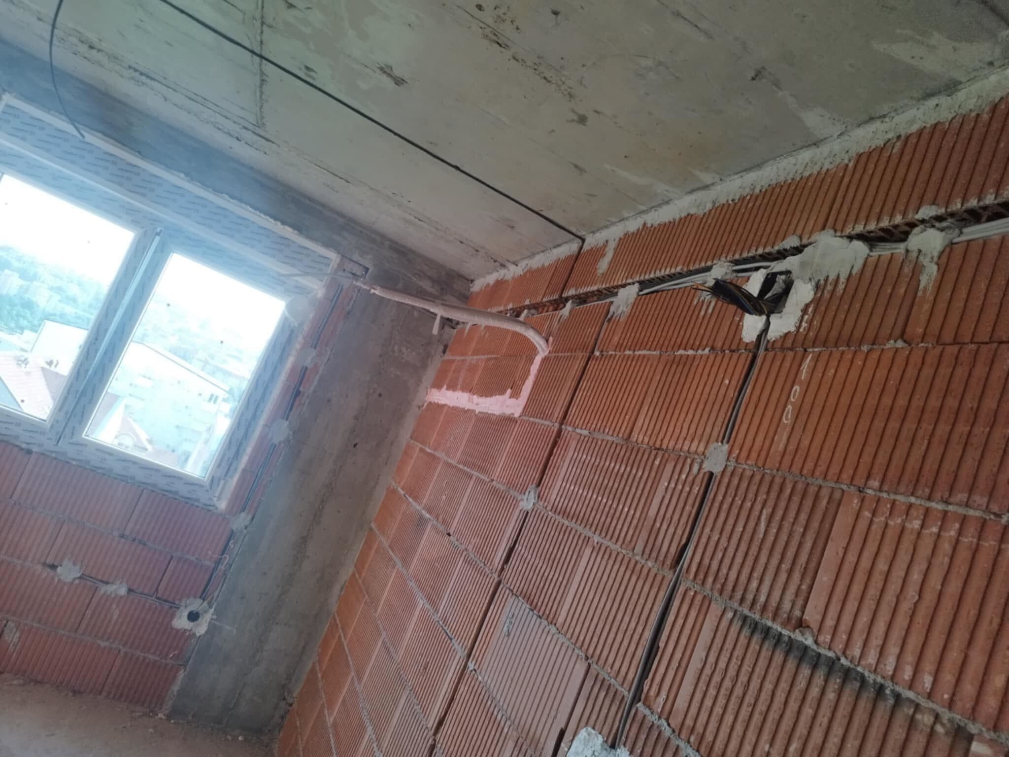 Projekat podrazumeva kompletnu montažu i instalaciju klima uređaja na poslovnom objektu. Na fasadi su postavljene spoljašnje jedinice split i multi-split sistema, sa pažljivo izvedenom instalacijom i kablovskim vođenjem radi optimalne funkcionalnosti i dugotrajnosti sistema. Posebna pažnja posvećena je estetici ugradnje i sigurnosti, kako bi objekat dobio energetski efikasno i pouzdano rešenje klimatizacije.