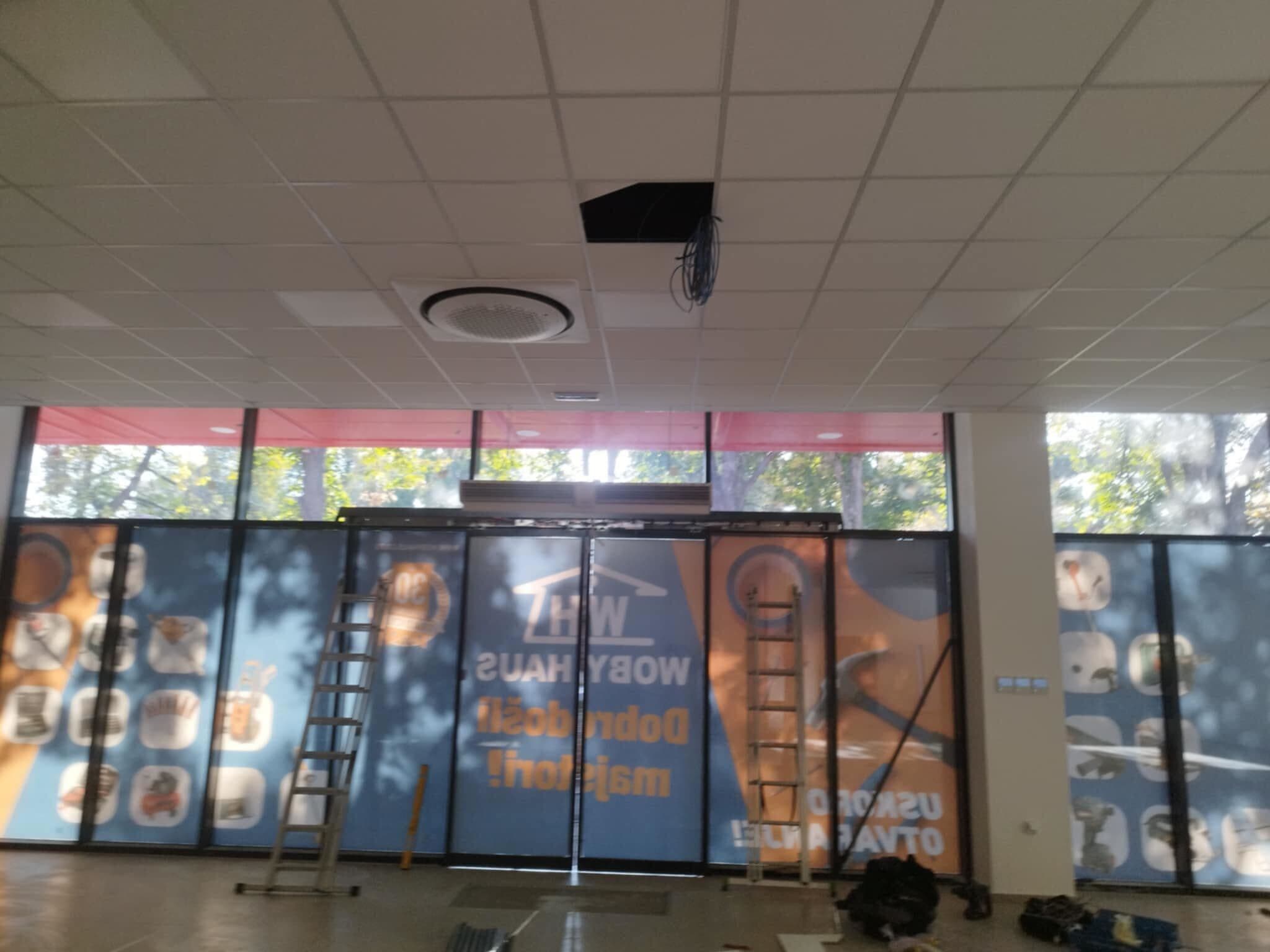 Projekat podrazumeva kompletnu montažu i instalaciju klima uređaja na poslovnom objektu. Na fasadi su postavljene spoljašnje jedinice split i multi-split sistema, sa pažljivo izvedenom instalacijom i kablovskim vođenjem radi optimalne funkcionalnosti i dugotrajnosti sistema. Posebna pažnja posvećena je estetici ugradnje i sigurnosti, kako bi objekat dobio energetski efikasno i pouzdano rešenje klimatizacije.