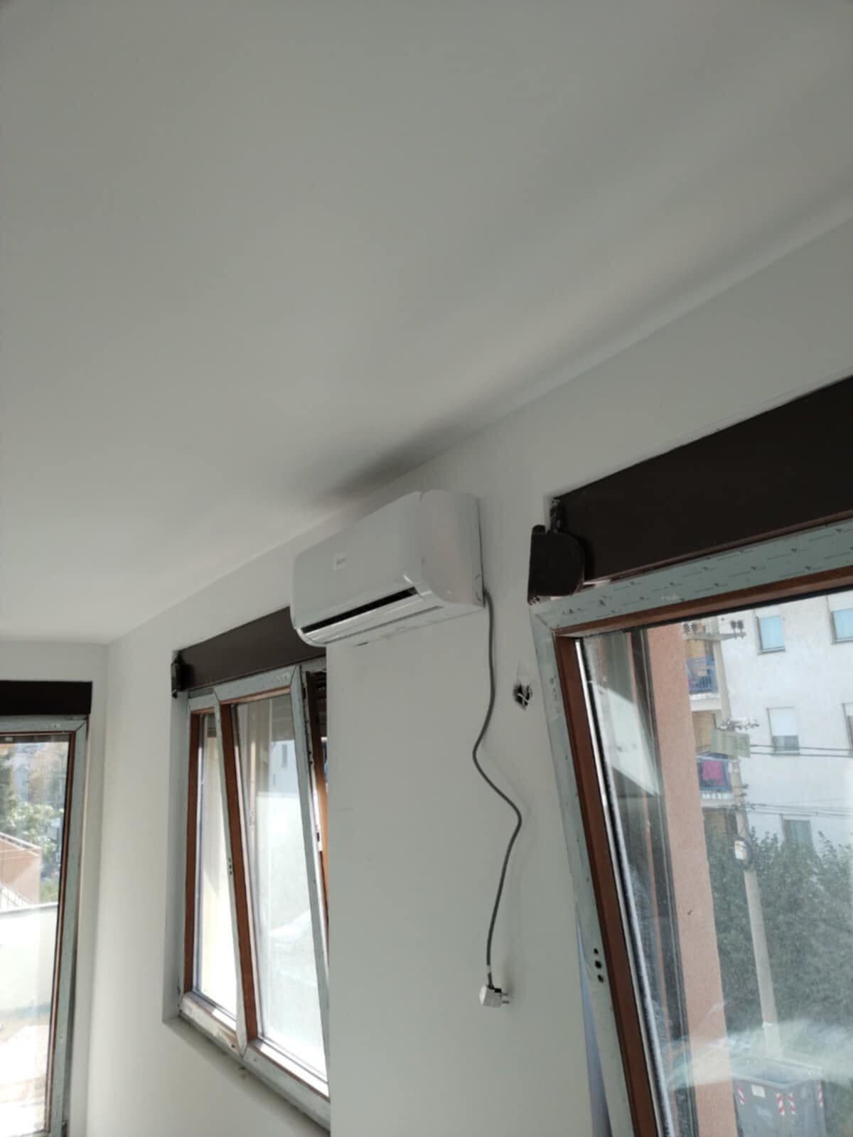 Projekat podrazumeva kompletnu montažu i instalaciju klima uređaja na poslovnom objektu. Na fasadi su postavljene spoljašnje jedinice split i multi-split sistema, sa pažljivo izvedenom instalacijom i kablovskim vođenjem radi optimalne funkcionalnosti i dugotrajnosti sistema. Posebna pažnja posvećena je estetici ugradnje i sigurnosti, kako bi objekat dobio energetski efikasno i pouzdano rešenje klimatizacije.