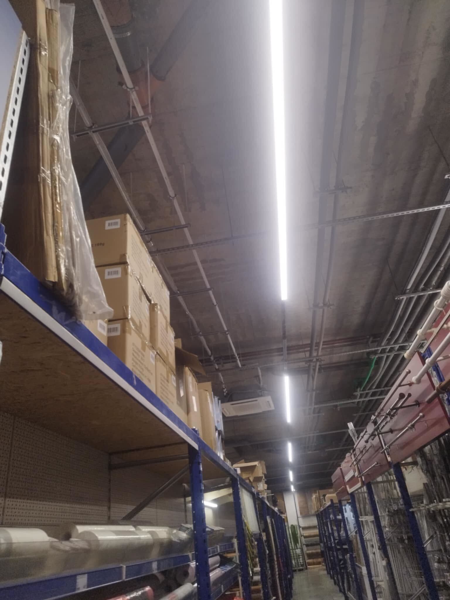 Projekat podrazumeva kompletnu montažu i instalaciju klima uređaja na poslovnom objektu. Na fasadi su postavljene spoljašnje jedinice split i multi-split sistema, sa pažljivo izvedenom instalacijom i kablovskim vođenjem radi optimalne funkcionalnosti i dugotrajnosti sistema. Posebna pažnja posvećena je estetici ugradnje i sigurnosti, kako bi objekat dobio energetski efikasno i pouzdano rešenje klimatizacije.