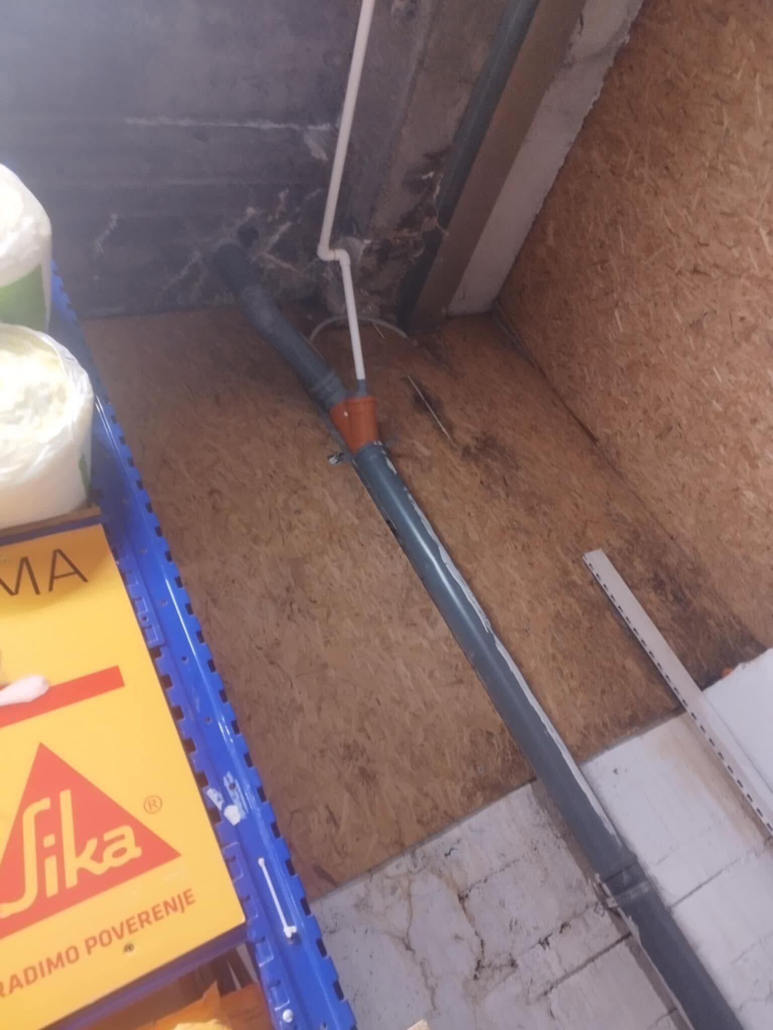 Projekat podrazumeva kompletnu montažu i instalaciju klima uređaja na poslovnom objektu. Na fasadi su postavljene spoljašnje jedinice split i multi-split sistema, sa pažljivo izvedenom instalacijom i kablovskim vođenjem radi optimalne funkcionalnosti i dugotrajnosti sistema. Posebna pažnja posvećena je estetici ugradnje i sigurnosti, kako bi objekat dobio energetski efikasno i pouzdano rešenje klimatizacije.