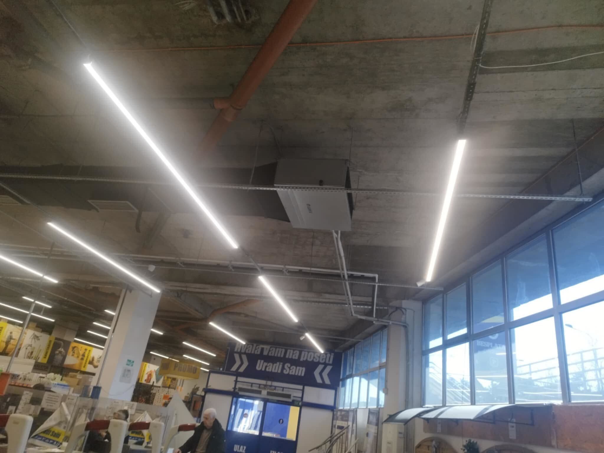 Projekat podrazumeva kompletnu montažu i instalaciju klima uređaja na poslovnom objektu. Na fasadi su postavljene spoljašnje jedinice split i multi-split sistema, sa pažljivo izvedenom instalacijom i kablovskim vođenjem radi optimalne funkcionalnosti i dugotrajnosti sistema. Posebna pažnja posvećena je estetici ugradnje i sigurnosti, kako bi objekat dobio energetski efikasno i pouzdano rešenje klimatizacije.