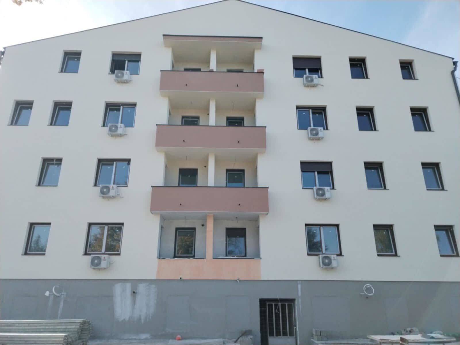 Projekat podrazumeva kompletnu montažu i instalaciju klima uređaja na poslovnom objektu. Na fasadi su postavljene spoljašnje jedinice split i multi-split sistema, sa pažljivo izvedenom instalacijom i kablovskim vođenjem radi optimalne funkcionalnosti i dugotrajnosti sistema. Posebna pažnja posvećena je estetici ugradnje i sigurnosti, kako bi objekat dobio energetski efikasno i pouzdano rešenje klimatizacije.