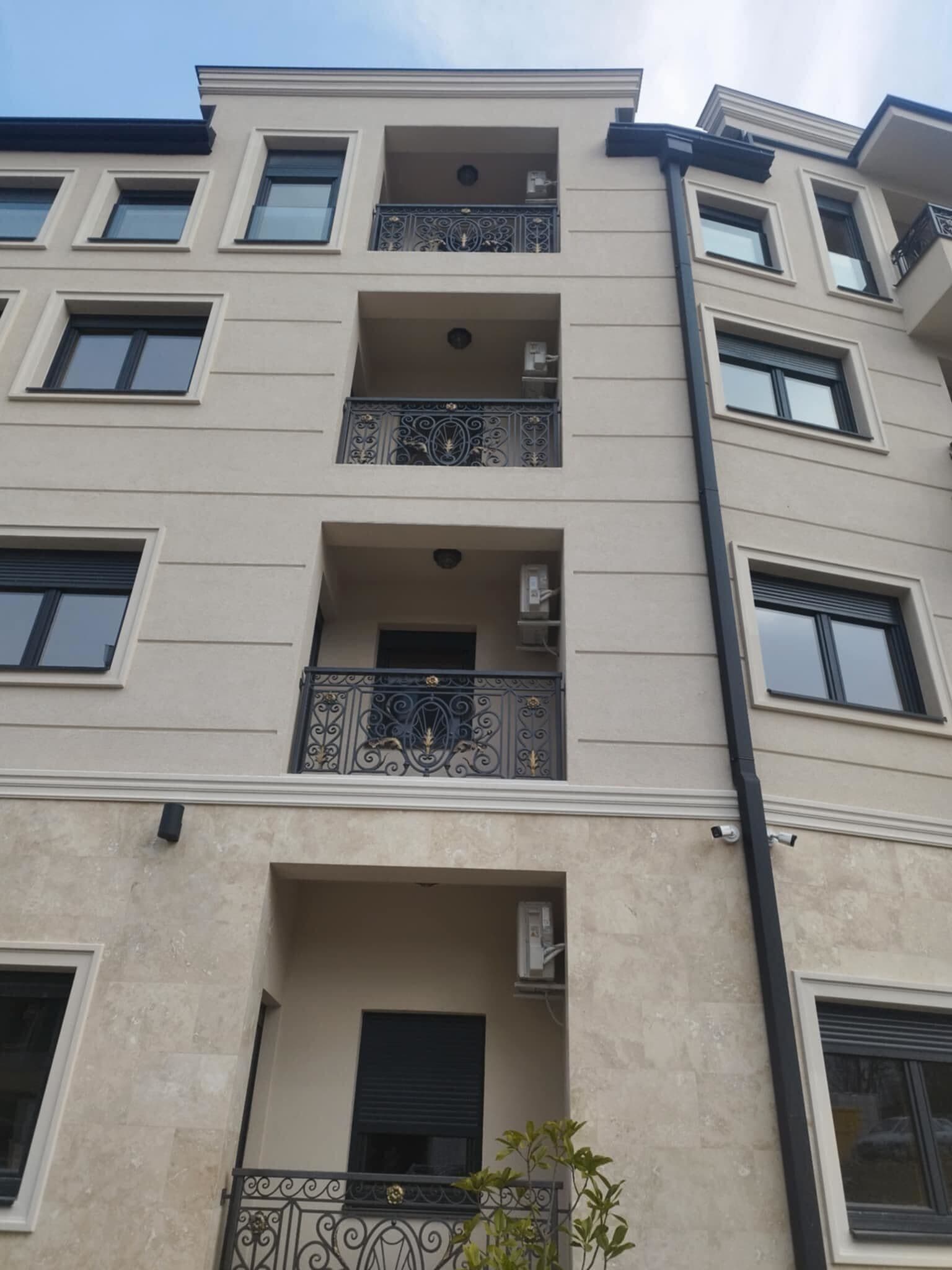 Profesionalna ugradnja klima uređaja u poslovnom objektu – montaža split i multi-split sistema sa pažljivo izvedenom instalacijom za maksimalnu efikasnost i pouzdanost.