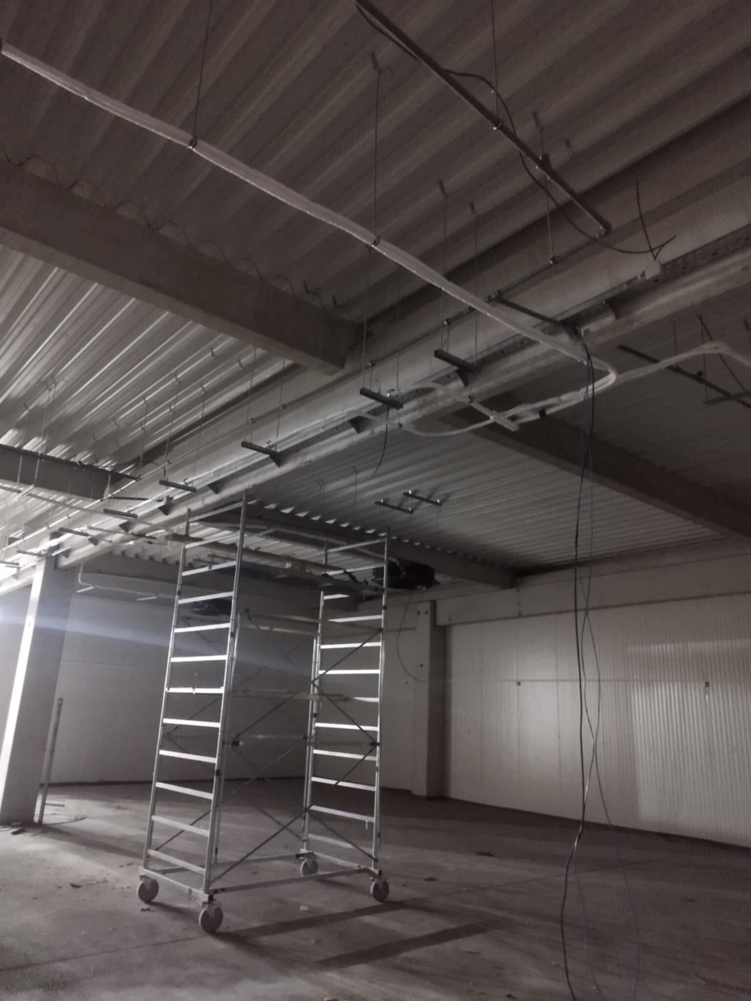 Projekat podrazumeva kompletnu montažu i instalaciju klima uređaja na poslovnom objektu. Na fasadi su postavljene spoljašnje jedinice split i multi-split sistema, sa pažljivo izvedenom instalacijom i kablovskim vođenjem radi optimalne funkcionalnosti i dugotrajnosti sistema. Posebna pažnja posvećena je estetici ugradnje i sigurnosti, kako bi objekat dobio energetski efikasno i pouzdano rešenje klimatizacije.