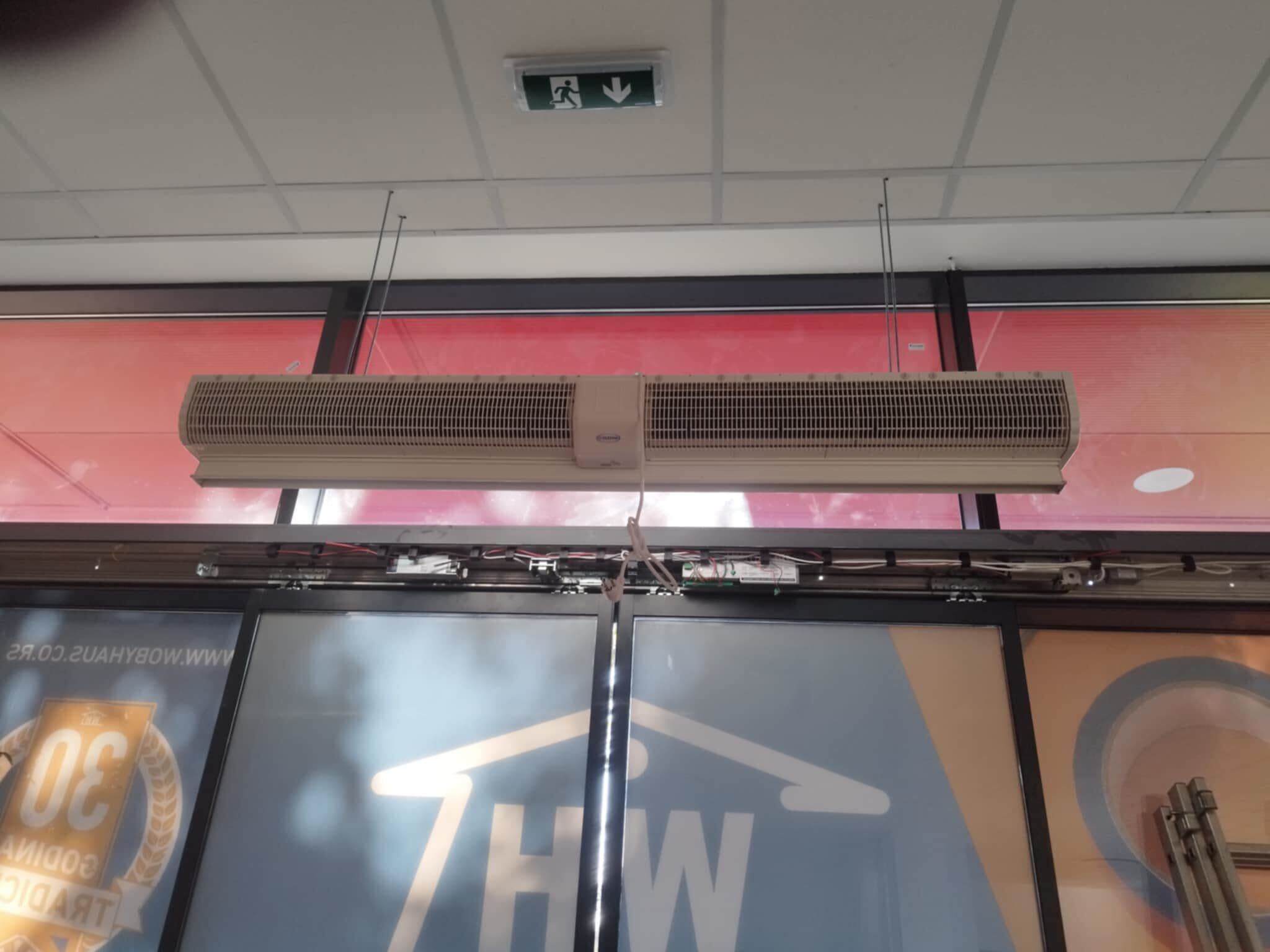 Projekat podrazumeva kompletnu montažu i instalaciju klima uređaja na poslovnom objektu. Na fasadi su postavljene spoljašnje jedinice split i multi-split sistema, sa pažljivo izvedenom instalacijom i kablovskim vođenjem radi optimalne funkcionalnosti i dugotrajnosti sistema. Posebna pažnja posvećena je estetici ugradnje i sigurnosti, kako bi objekat dobio energetski efikasno i pouzdano rešenje klimatizacije.