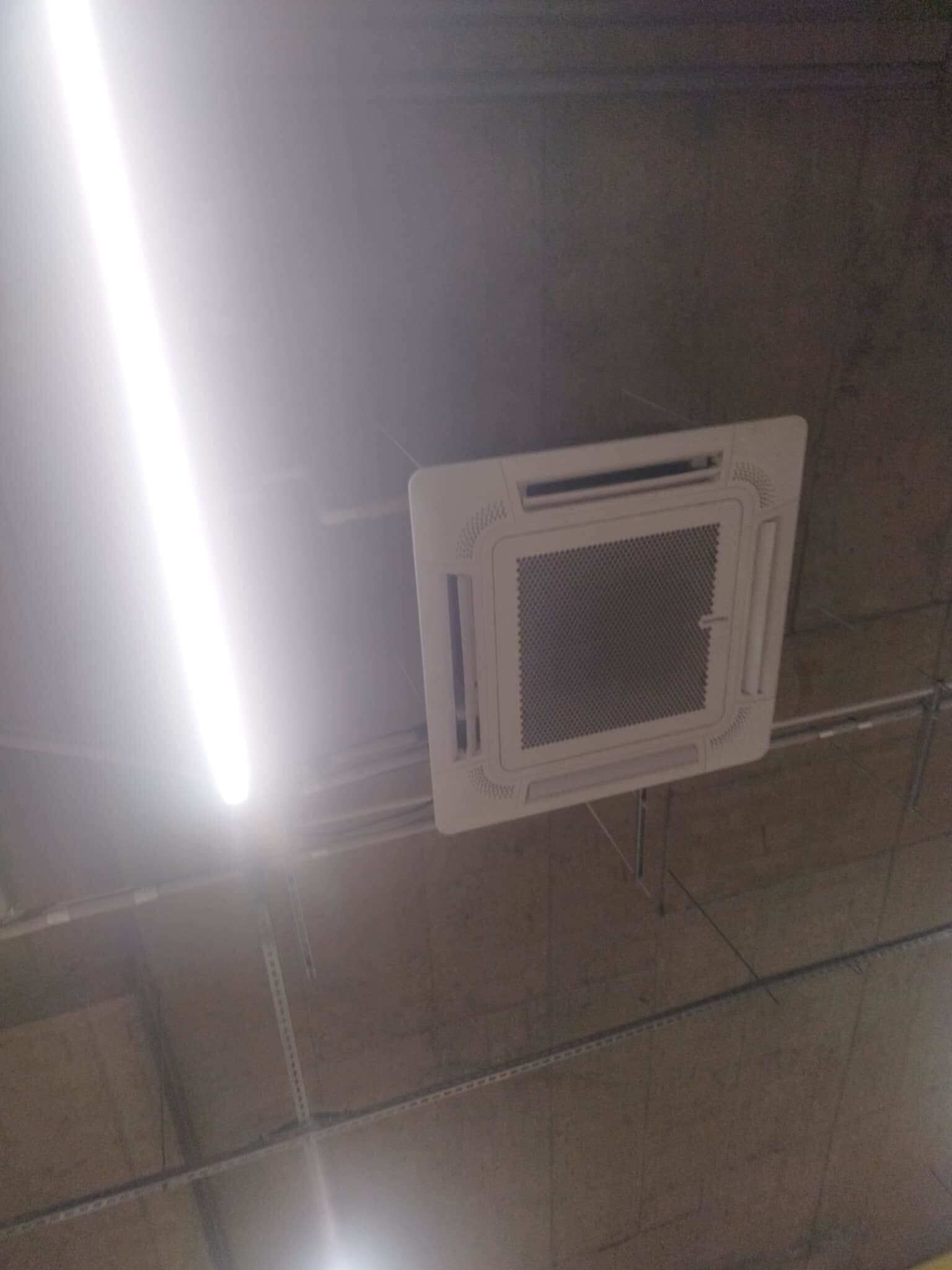 Profesionalna ugradnja klima uređaja u poslovnom objektu – montaža split i multi-split sistema sa pažljivo izvedenom instalacijom za maksimalnu efikasnost i pouzdanost.