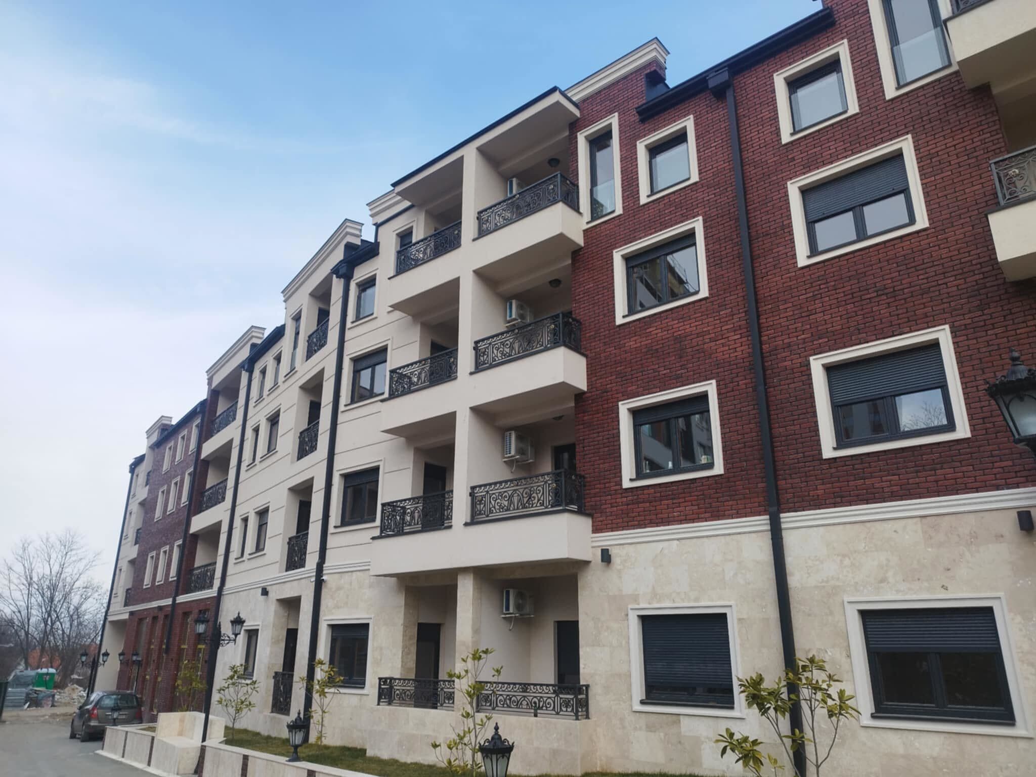 Profesionalna ugradnja klima uređaja u poslovnom objektu – montaža split i multi-split sistema sa pažljivo izvedenom instalacijom za maksimalnu efikasnost i pouzdanost.