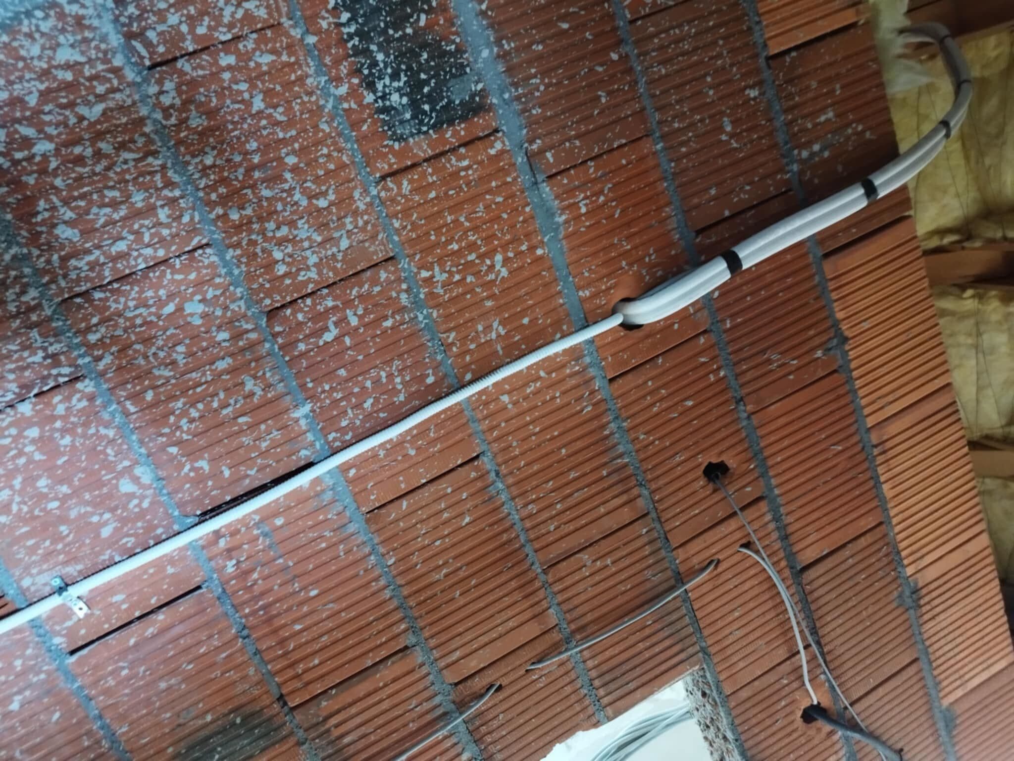 Profesionalna ugradnja klima uređaja u poslovnom objektu – montaža split i multi-split sistema sa pažljivo izvedenom instalacijom za maksimalnu efikasnost i pouzdanost.