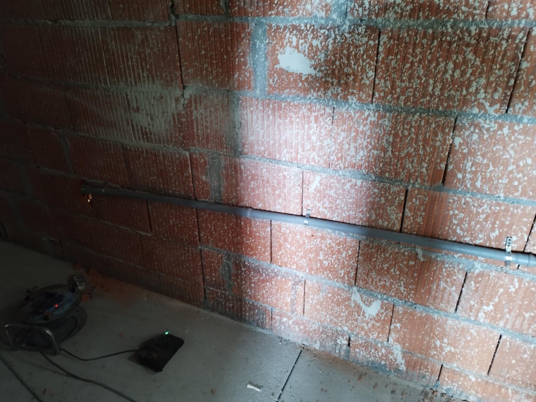 Profesionalna ugradnja klima uređaja u poslovnom objektu – montaža split i multi-split sistema sa pažljivo izvedenom instalacijom za maksimalnu efikasnost i pouzdanost.