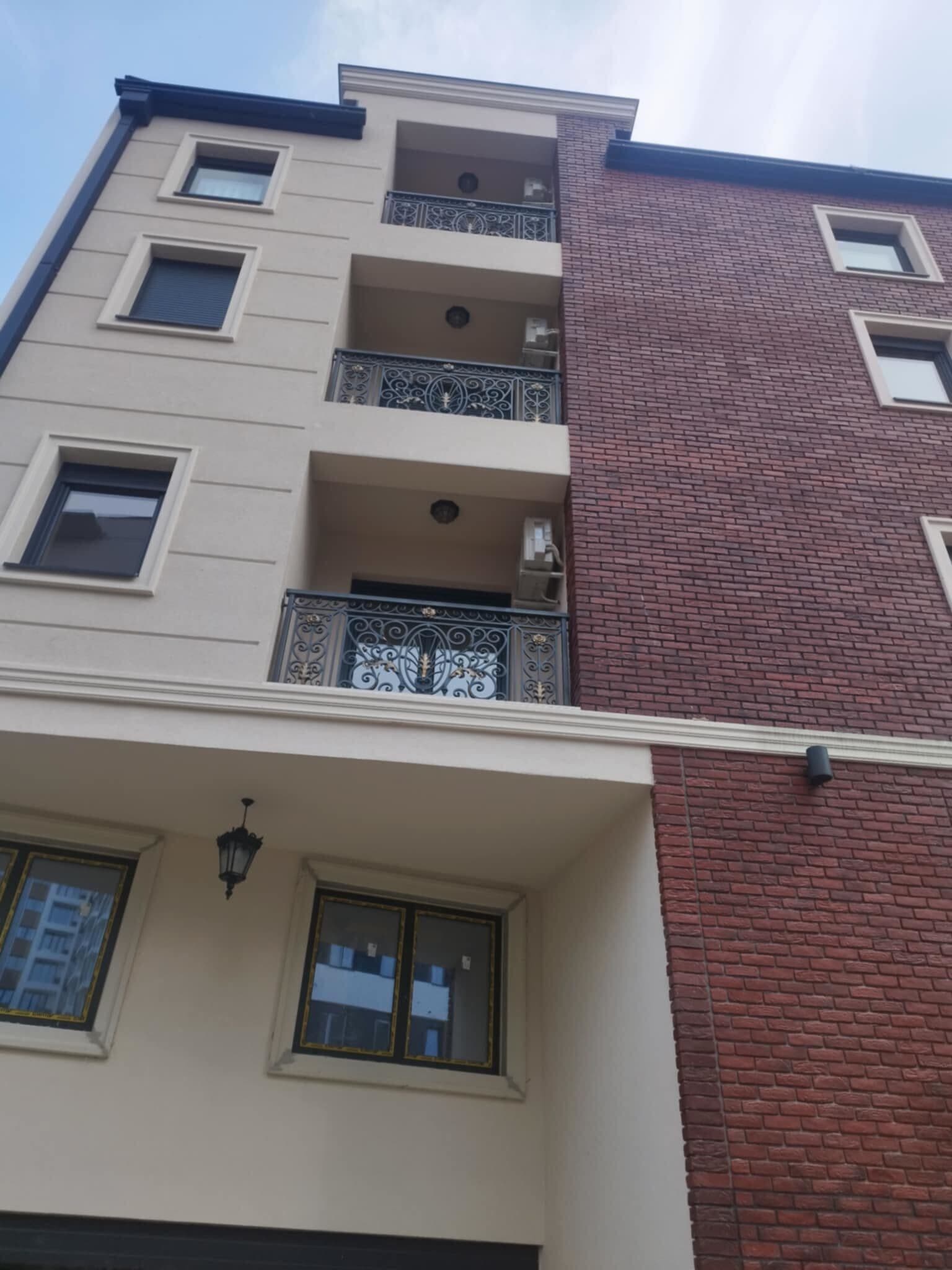 Profesionalna ugradnja klima uređaja u poslovnom objektu – montaža split i multi-split sistema sa pažljivo izvedenom instalacijom za maksimalnu efikasnost i pouzdanost.