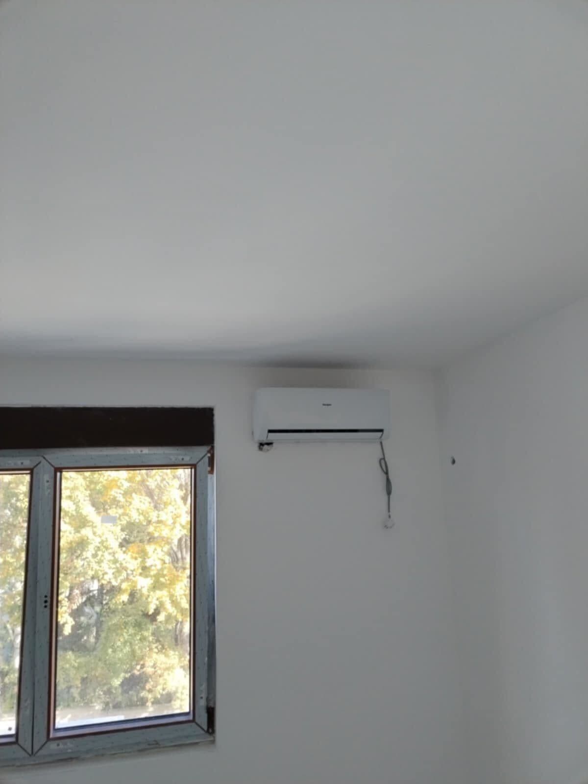 Projekat podrazumeva kompletnu montažu i instalaciju klima uređaja na poslovnom objektu. Na fasadi su postavljene spoljašnje jedinice split i multi-split sistema, sa pažljivo izvedenom instalacijom i kablovskim vođenjem radi optimalne funkcionalnosti i dugotrajnosti sistema. Posebna pažnja posvećena je estetici ugradnje i sigurnosti, kako bi objekat dobio energetski efikasno i pouzdano rešenje klimatizacije.