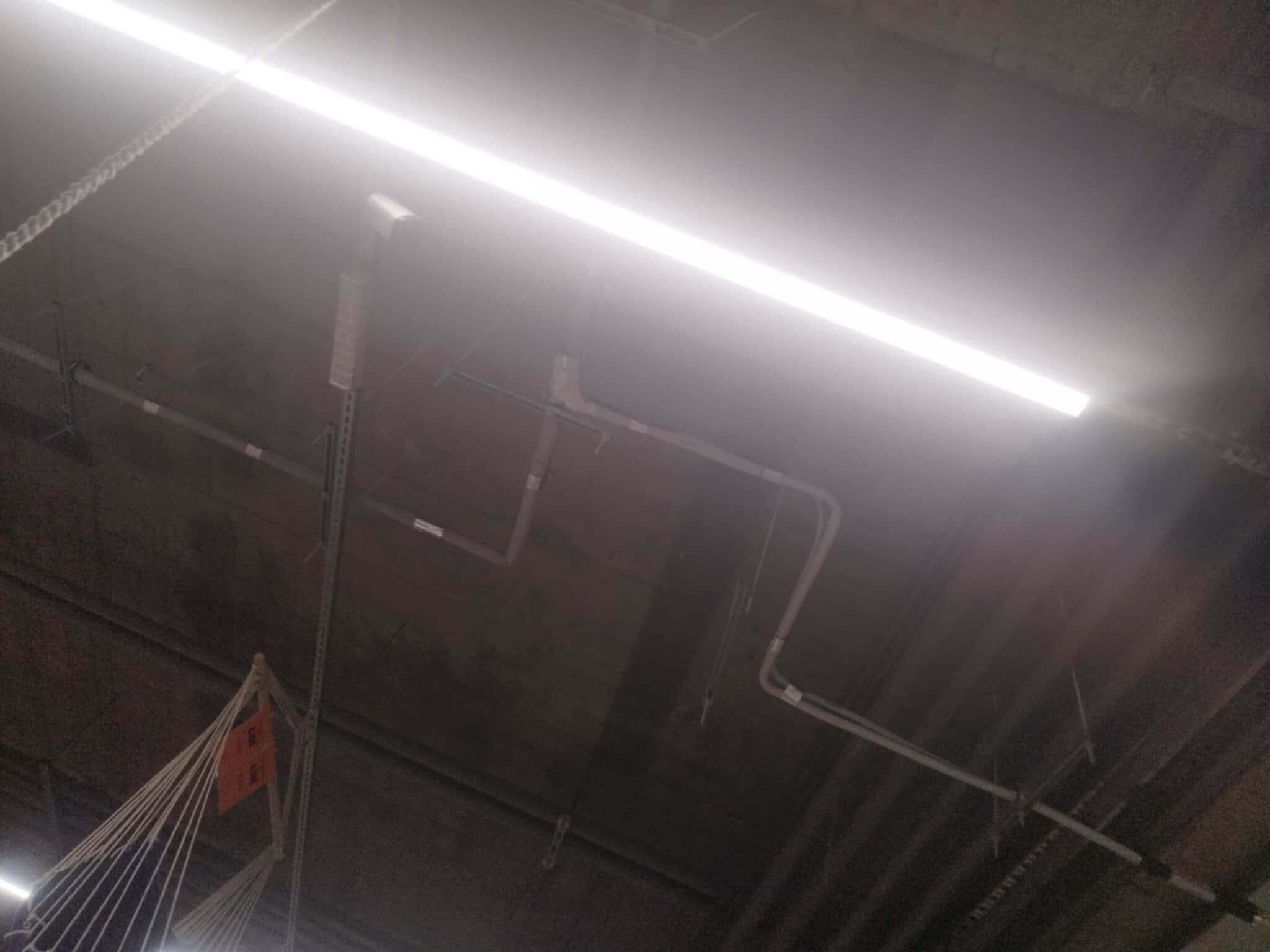 Projekat podrazumeva kompletnu montažu i instalaciju klima uređaja na poslovnom objektu. Na fasadi su postavljene spoljašnje jedinice split i multi-split sistema, sa pažljivo izvedenom instalacijom i kablovskim vođenjem radi optimalne funkcionalnosti i dugotrajnosti sistema. Posebna pažnja posvećena je estetici ugradnje i sigurnosti, kako bi objekat dobio energetski efikasno i pouzdano rešenje klimatizacije.