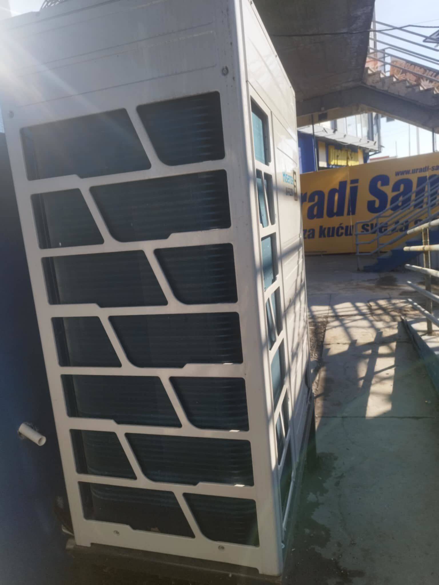 Projekat podrazumeva kompletnu montažu i instalaciju klima uređaja na poslovnom objektu. Na fasadi su postavljene spoljašnje jedinice split i multi-split sistema, sa pažljivo izvedenom instalacijom i kablovskim vođenjem radi optimalne funkcionalnosti i dugotrajnosti sistema. Posebna pažnja posvećena je estetici ugradnje i sigurnosti, kako bi objekat dobio energetski efikasno i pouzdano rešenje klimatizacije.