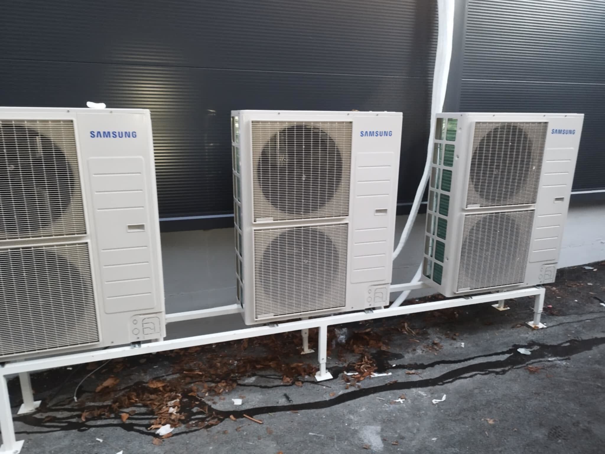 Projekat podrazumeva kompletnu montažu i instalaciju klima uređaja na poslovnom objektu. Na fasadi su postavljene spoljašnje jedinice split i multi-split sistema, sa pažljivo izvedenom instalacijom i kablovskim vođenjem radi optimalne funkcionalnosti i dugotrajnosti sistema. Posebna pažnja posvećena je estetici ugradnje i sigurnosti, kako bi objekat dobio energetski efikasno i pouzdano rešenje klimatizacije.