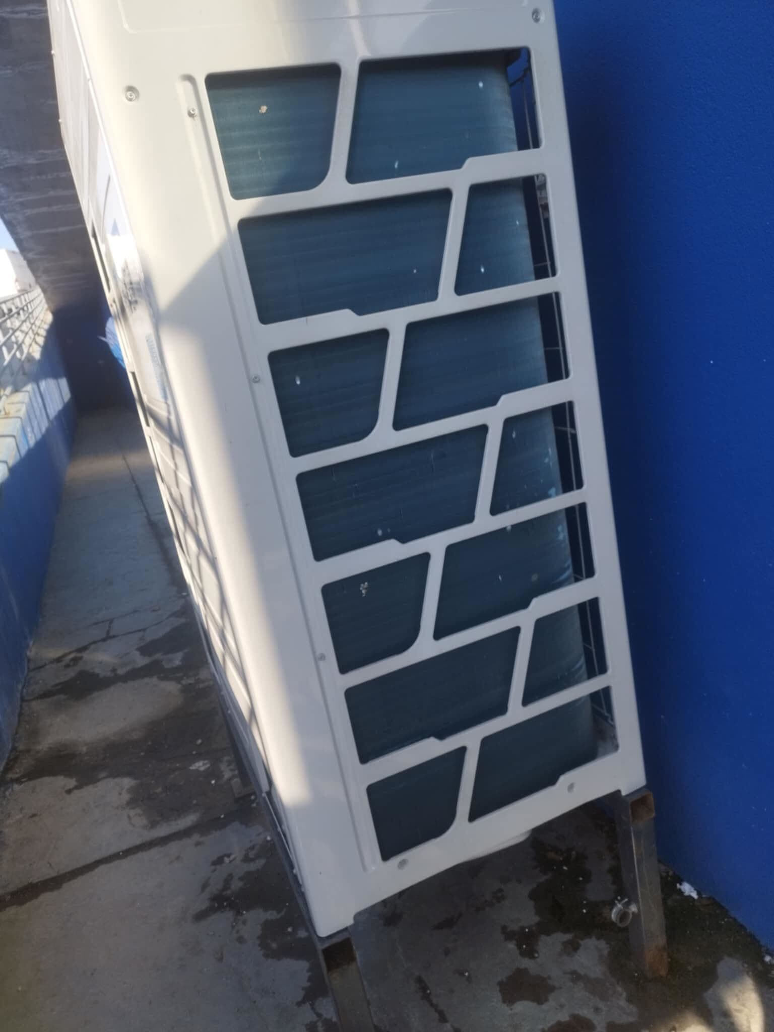 Projekat podrazumeva kompletnu montažu i instalaciju klima uređaja na poslovnom objektu. Na fasadi su postavljene spoljašnje jedinice split i multi-split sistema, sa pažljivo izvedenom instalacijom i kablovskim vođenjem radi optimalne funkcionalnosti i dugotrajnosti sistema. Posebna pažnja posvećena je estetici ugradnje i sigurnosti, kako bi objekat dobio energetski efikasno i pouzdano rešenje klimatizacije.