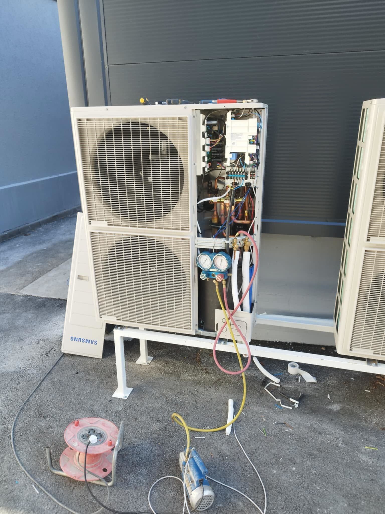 Projekat podrazumeva kompletnu montažu i instalaciju klima uređaja na poslovnom objektu. Na fasadi su postavljene spoljašnje jedinice split i multi-split sistema, sa pažljivo izvedenom instalacijom i kablovskim vođenjem radi optimalne funkcionalnosti i dugotrajnosti sistema. Posebna pažnja posvećena je estetici ugradnje i sigurnosti, kako bi objekat dobio energetski efikasno i pouzdano rešenje klimatizacije.