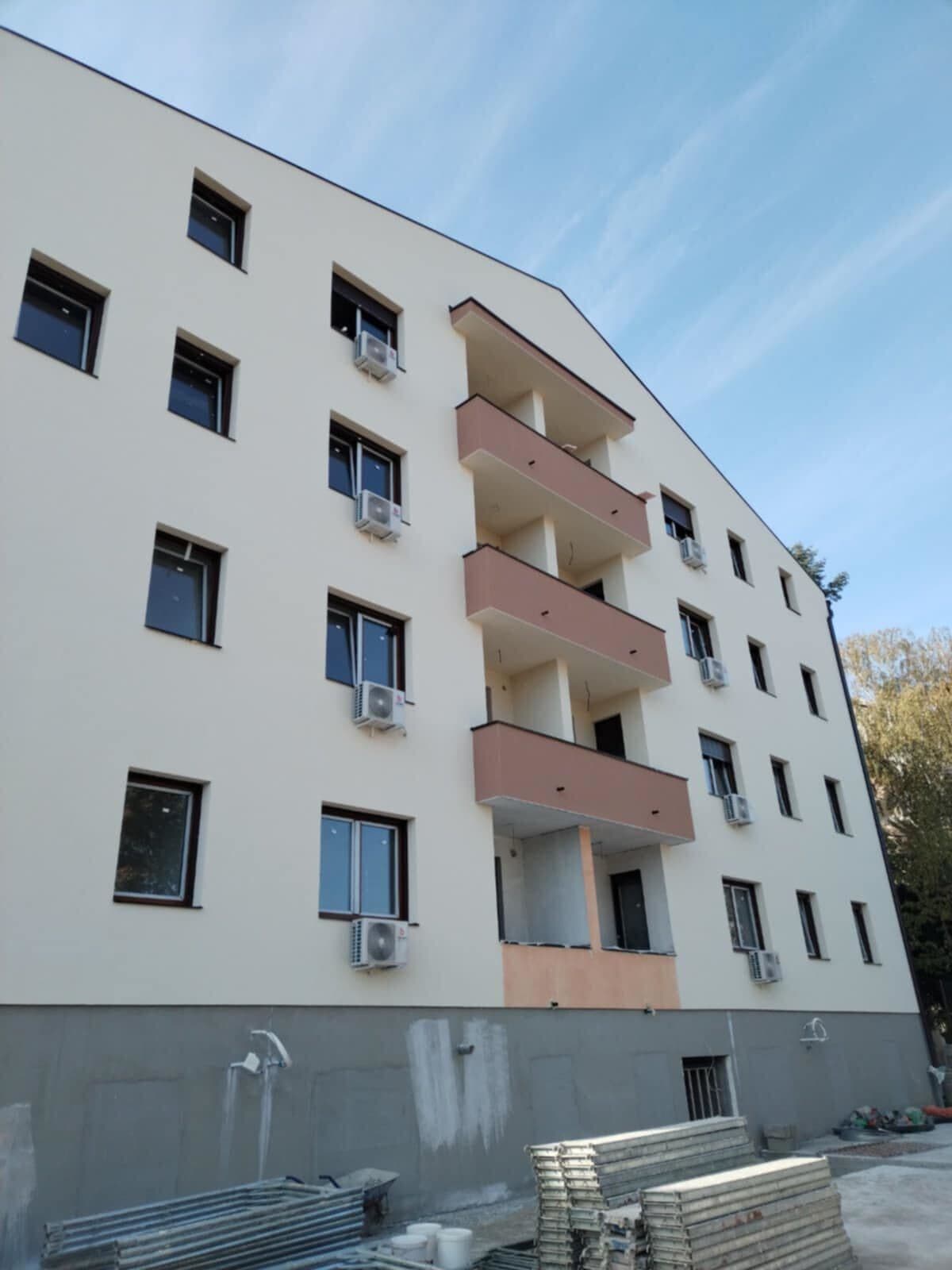 Projekat podrazumeva kompletnu montažu i instalaciju klima uređaja na poslovnom objektu. Na fasadi su postavljene spoljašnje jedinice split i multi-split sistema, sa pažljivo izvedenom instalacijom i kablovskim vođenjem radi optimalne funkcionalnosti i dugotrajnosti sistema. Posebna pažnja posvećena je estetici ugradnje i sigurnosti, kako bi objekat dobio energetski efikasno i pouzdano rešenje klimatizacije.