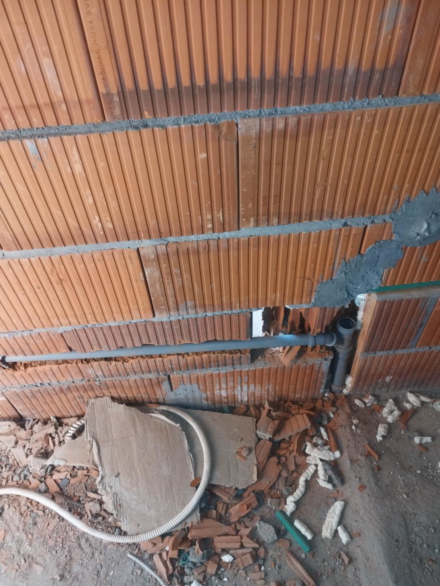 Profesionalna ugradnja klima uređaja u poslovnom objektu – montaža split i multi-split sistema sa pažljivo izvedenom instalacijom za maksimalnu efikasnost i pouzdanost.