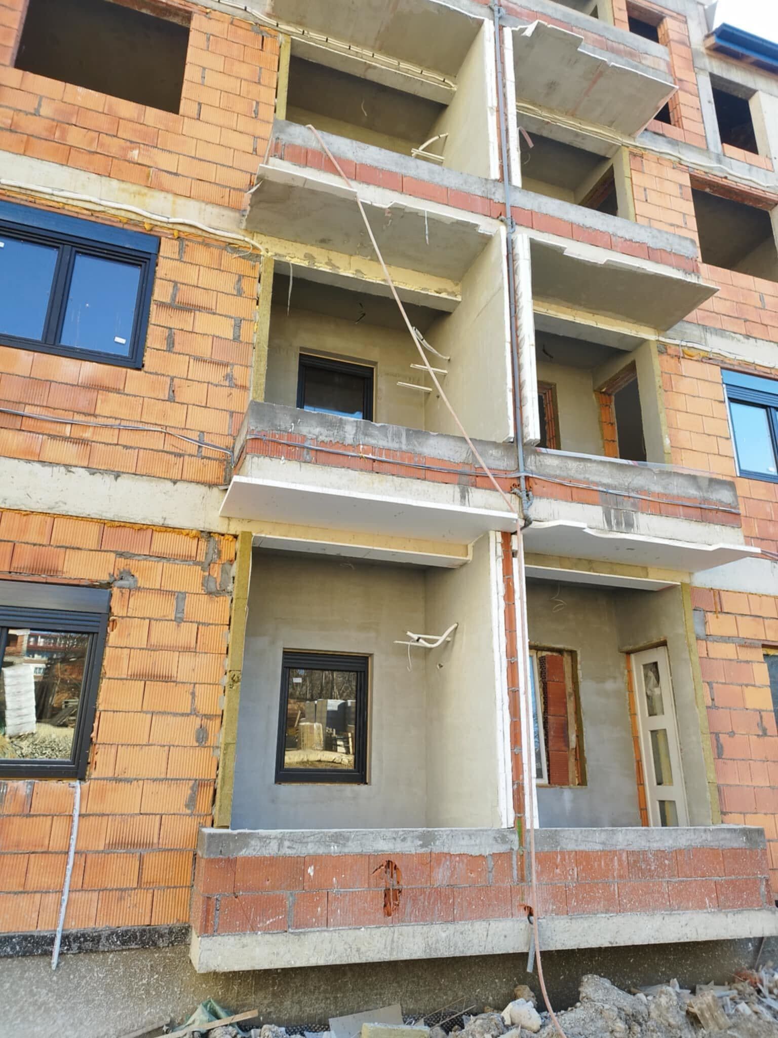 Profesionalna ugradnja klima uređaja u poslovnom objektu – montaža split i multi-split sistema sa pažljivo izvedenom instalacijom za maksimalnu efikasnost i pouzdanost.