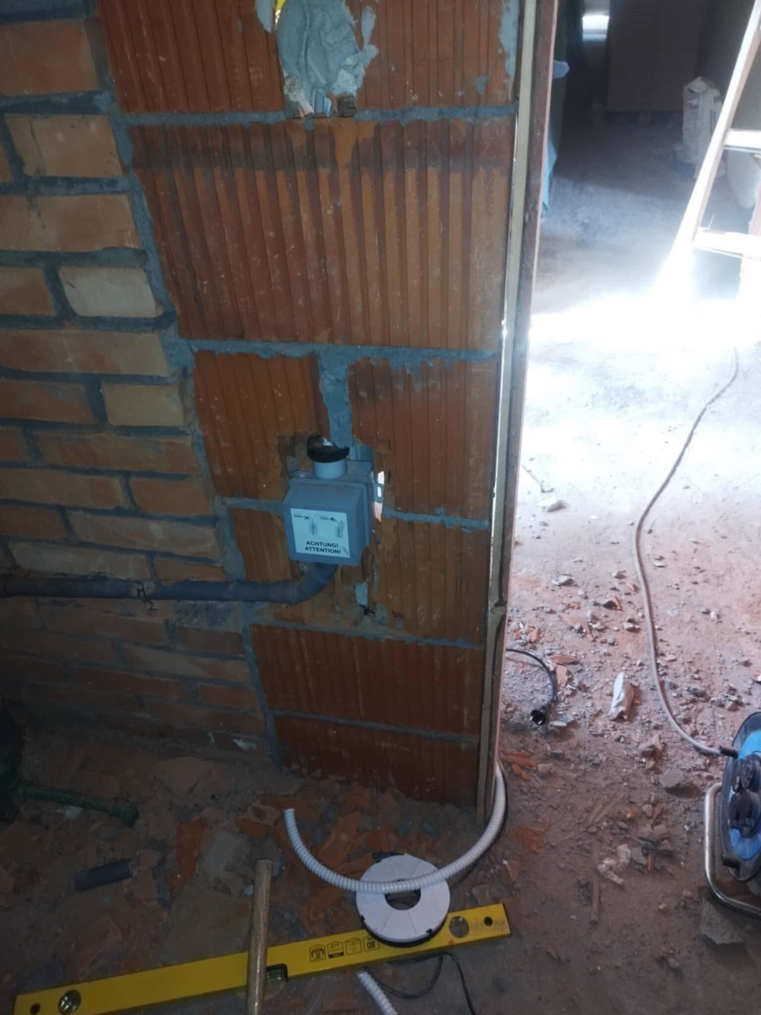 Profesionalna ugradnja klima uređaja u poslovnom objektu – montaža split i multi-split sistema sa pažljivo izvedenom instalacijom za maksimalnu efikasnost i pouzdanost.