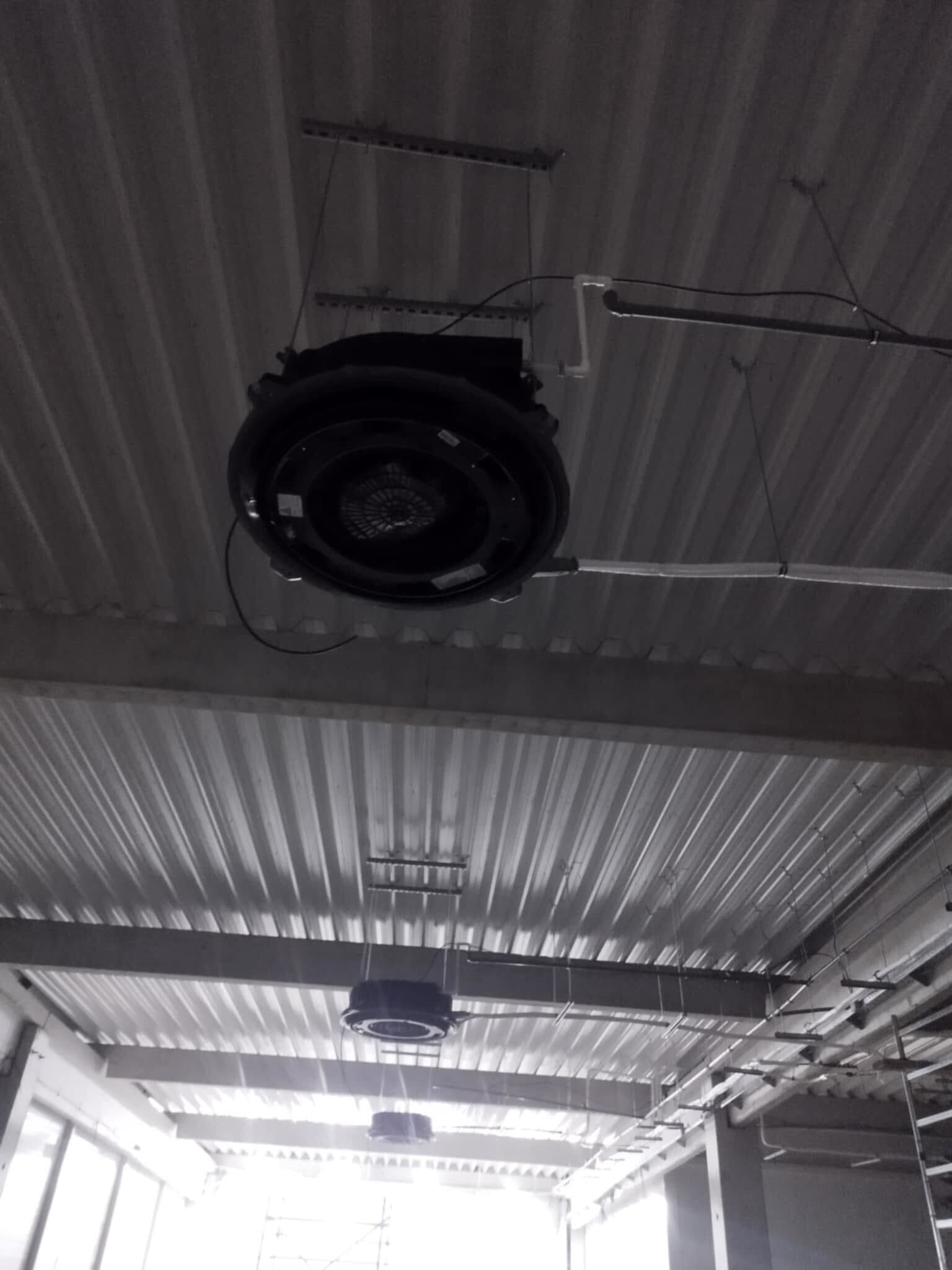 Projekat podrazumeva kompletnu montažu i instalaciju klima uređaja na poslovnom objektu. Na fasadi su postavljene spoljašnje jedinice split i multi-split sistema, sa pažljivo izvedenom instalacijom i kablovskim vođenjem radi optimalne funkcionalnosti i dugotrajnosti sistema. Posebna pažnja posvećena je estetici ugradnje i sigurnosti, kako bi objekat dobio energetski efikasno i pouzdano rešenje klimatizacije.