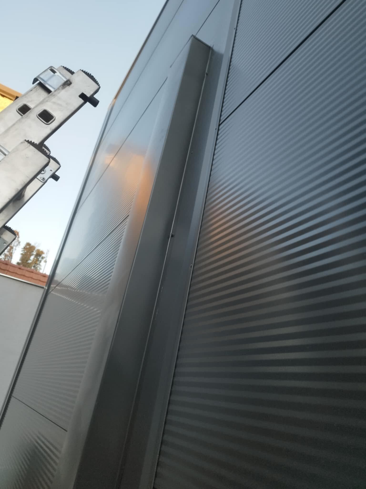 Projekat podrazumeva kompletnu montažu i instalaciju klima uređaja na poslovnom objektu. Na fasadi su postavljene spoljašnje jedinice split i multi-split sistema, sa pažljivo izvedenom instalacijom i kablovskim vođenjem radi optimalne funkcionalnosti i dugotrajnosti sistema. Posebna pažnja posvećena je estetici ugradnje i sigurnosti, kako bi objekat dobio energetski efikasno i pouzdano rešenje klimatizacije.