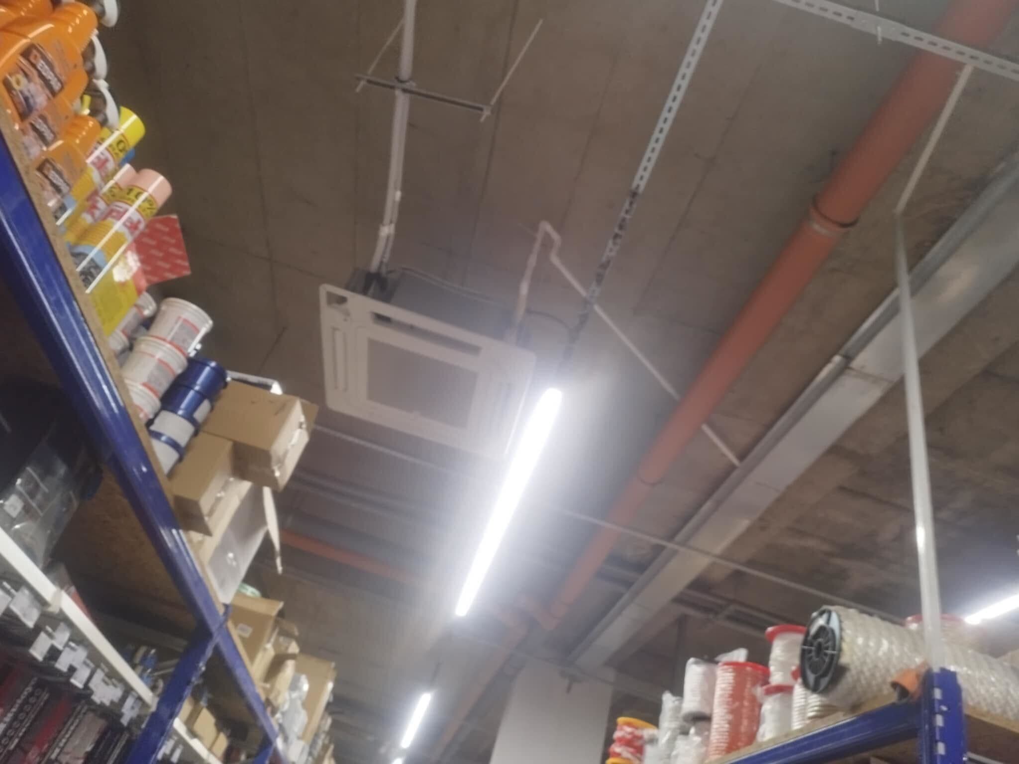 Projekat podrazumeva kompletnu montažu i instalaciju klima uređaja na poslovnom objektu. Na fasadi su postavljene spoljašnje jedinice split i multi-split sistema, sa pažljivo izvedenom instalacijom i kablovskim vođenjem radi optimalne funkcionalnosti i dugotrajnosti sistema. Posebna pažnja posvećena je estetici ugradnje i sigurnosti, kako bi objekat dobio energetski efikasno i pouzdano rešenje klimatizacije.