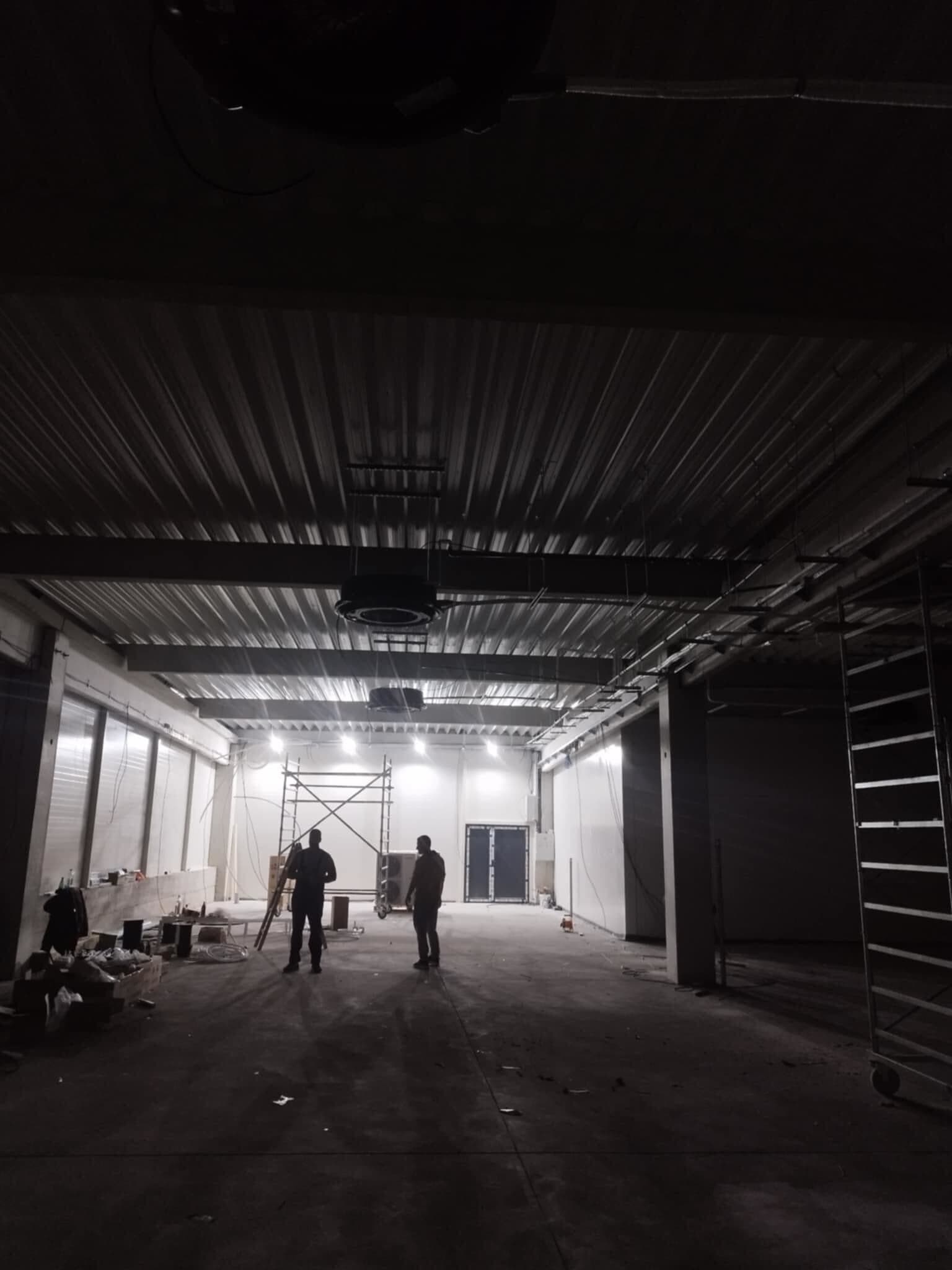 Projekat podrazumeva kompletnu montažu i instalaciju klima uređaja na poslovnom objektu. Na fasadi su postavljene spoljašnje jedinice split i multi-split sistema, sa pažljivo izvedenom instalacijom i kablovskim vođenjem radi optimalne funkcionalnosti i dugotrajnosti sistema. Posebna pažnja posvećena je estetici ugradnje i sigurnosti, kako bi objekat dobio energetski efikasno i pouzdano rešenje klimatizacije.