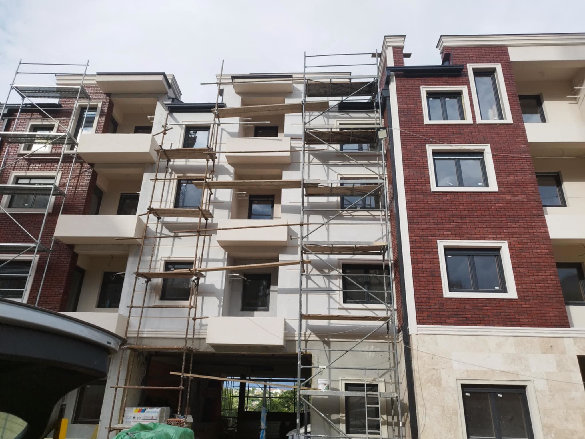 Profesionalna ugradnja klima uređaja u poslovnom objektu – montaža split i multi-split sistema sa pažljivo izvedenom instalacijom za maksimalnu efikasnost i pouzdanost.