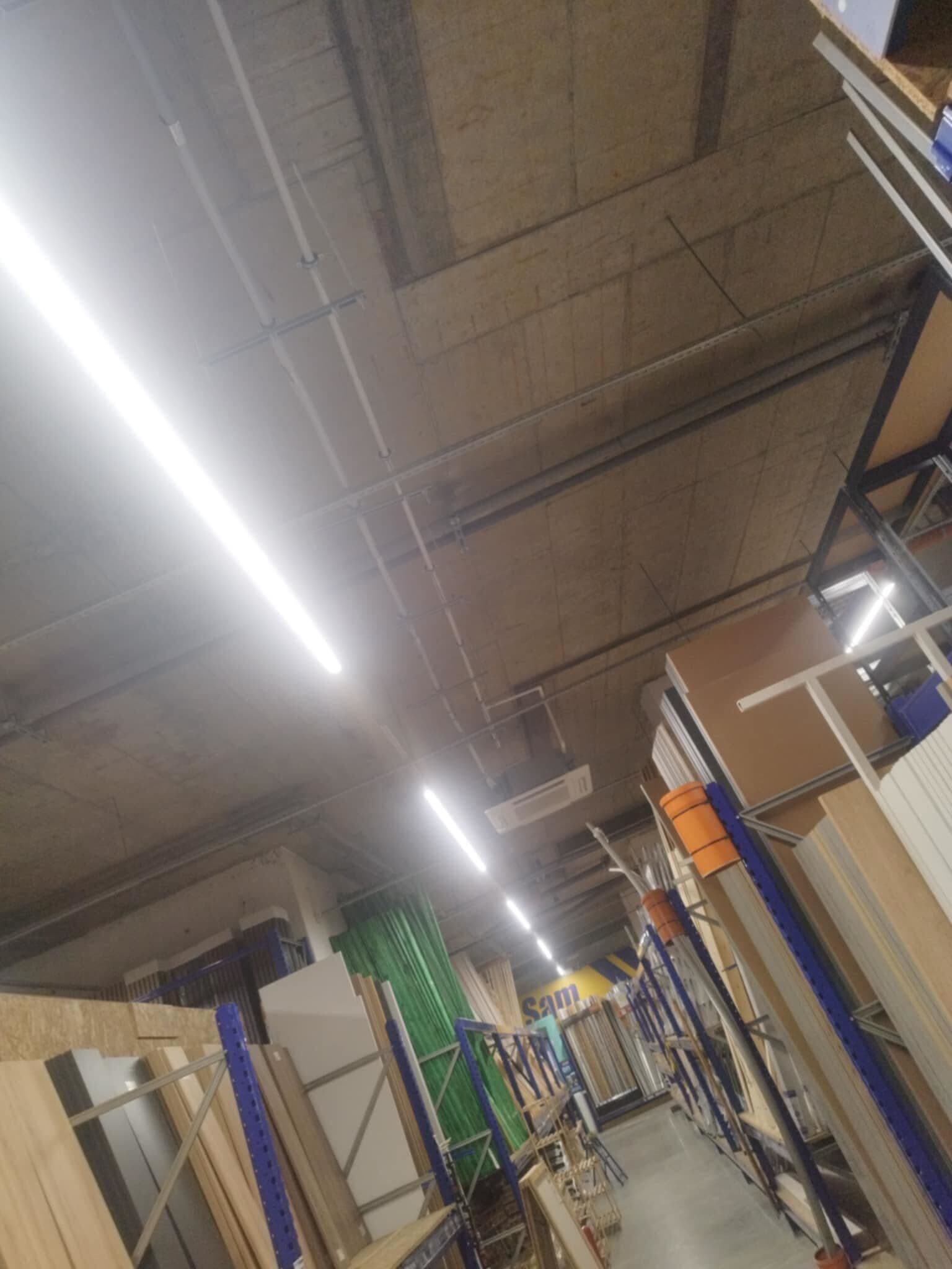 Projekat podrazumeva kompletnu montažu i instalaciju klima uređaja na poslovnom objektu. Na fasadi su postavljene spoljašnje jedinice split i multi-split sistema, sa pažljivo izvedenom instalacijom i kablovskim vođenjem radi optimalne funkcionalnosti i dugotrajnosti sistema. Posebna pažnja posvećena je estetici ugradnje i sigurnosti, kako bi objekat dobio energetski efikasno i pouzdano rešenje klimatizacije.