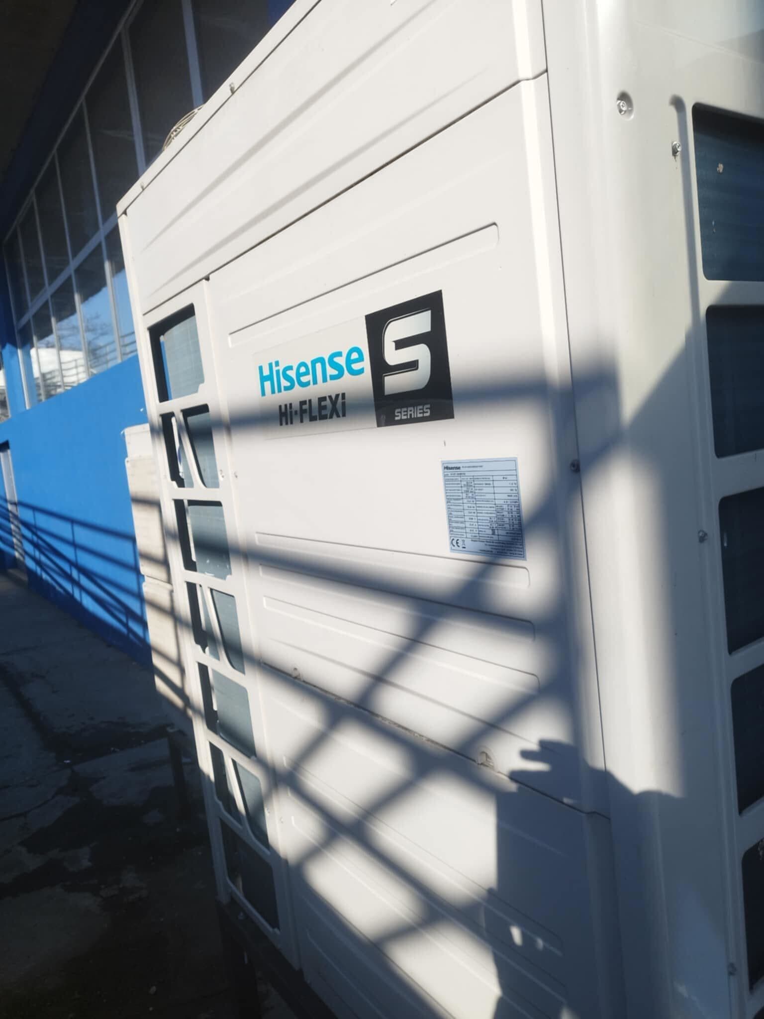 Projekat podrazumeva kompletnu montažu i instalaciju klima uređaja na poslovnom objektu. Na fasadi su postavljene spoljašnje jedinice split i multi-split sistema, sa pažljivo izvedenom instalacijom i kablovskim vođenjem radi optimalne funkcionalnosti i dugotrajnosti sistema. Posebna pažnja posvećena je estetici ugradnje i sigurnosti, kako bi objekat dobio energetski efikasno i pouzdano rešenje klimatizacije.