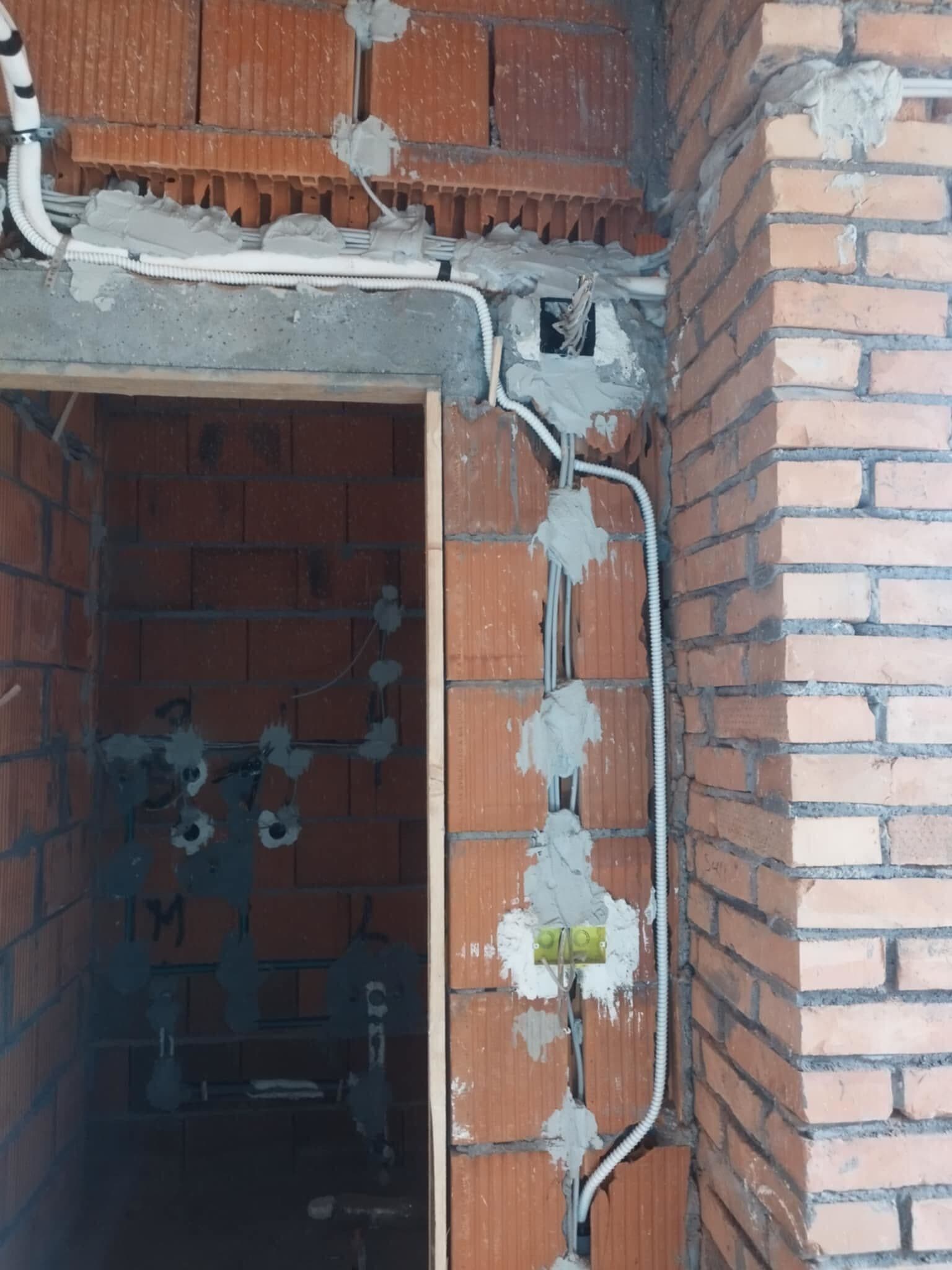 Profesionalna ugradnja klima uređaja u poslovnom objektu – montaža split i multi-split sistema sa pažljivo izvedenom instalacijom za maksimalnu efikasnost i pouzdanost.